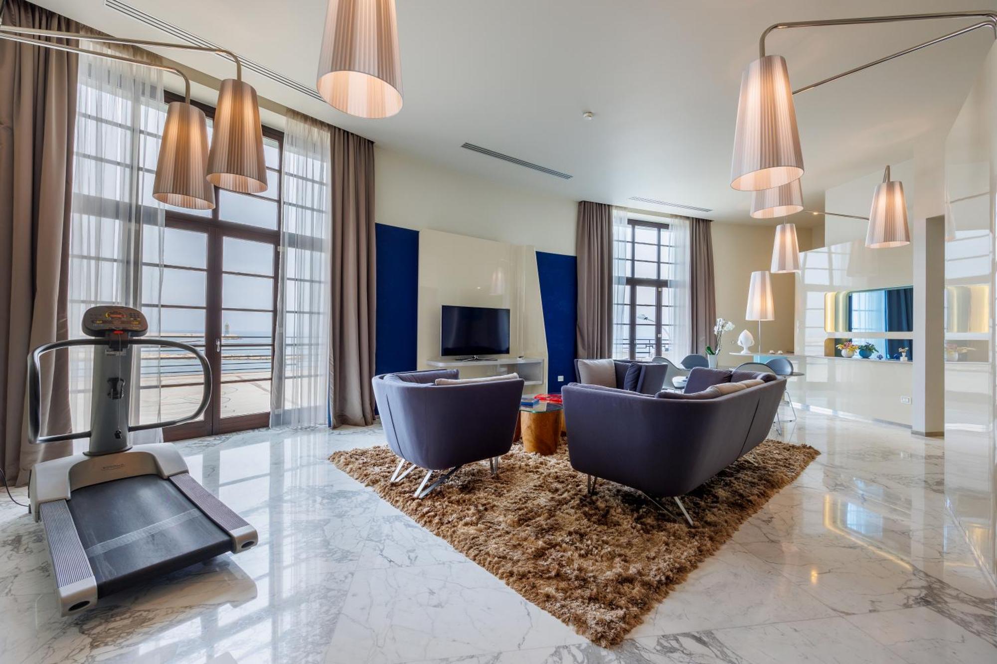 iH 호텔 바리 그란데 알베르고 델레 나지오니 외부 사진 The interior of a suite at the hotel