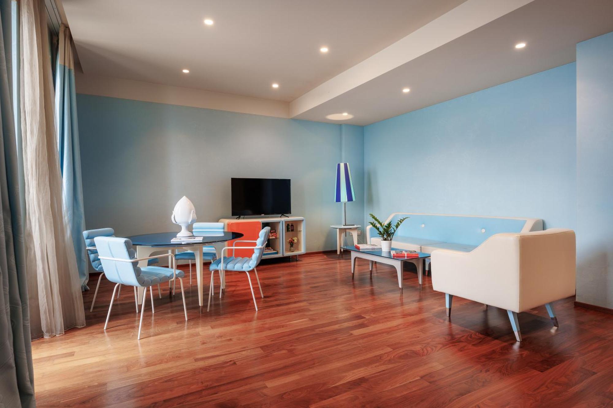 iH 호텔 바리 그란데 알베르고 델레 나지오니 외부 사진 A living room with a hardwood floor