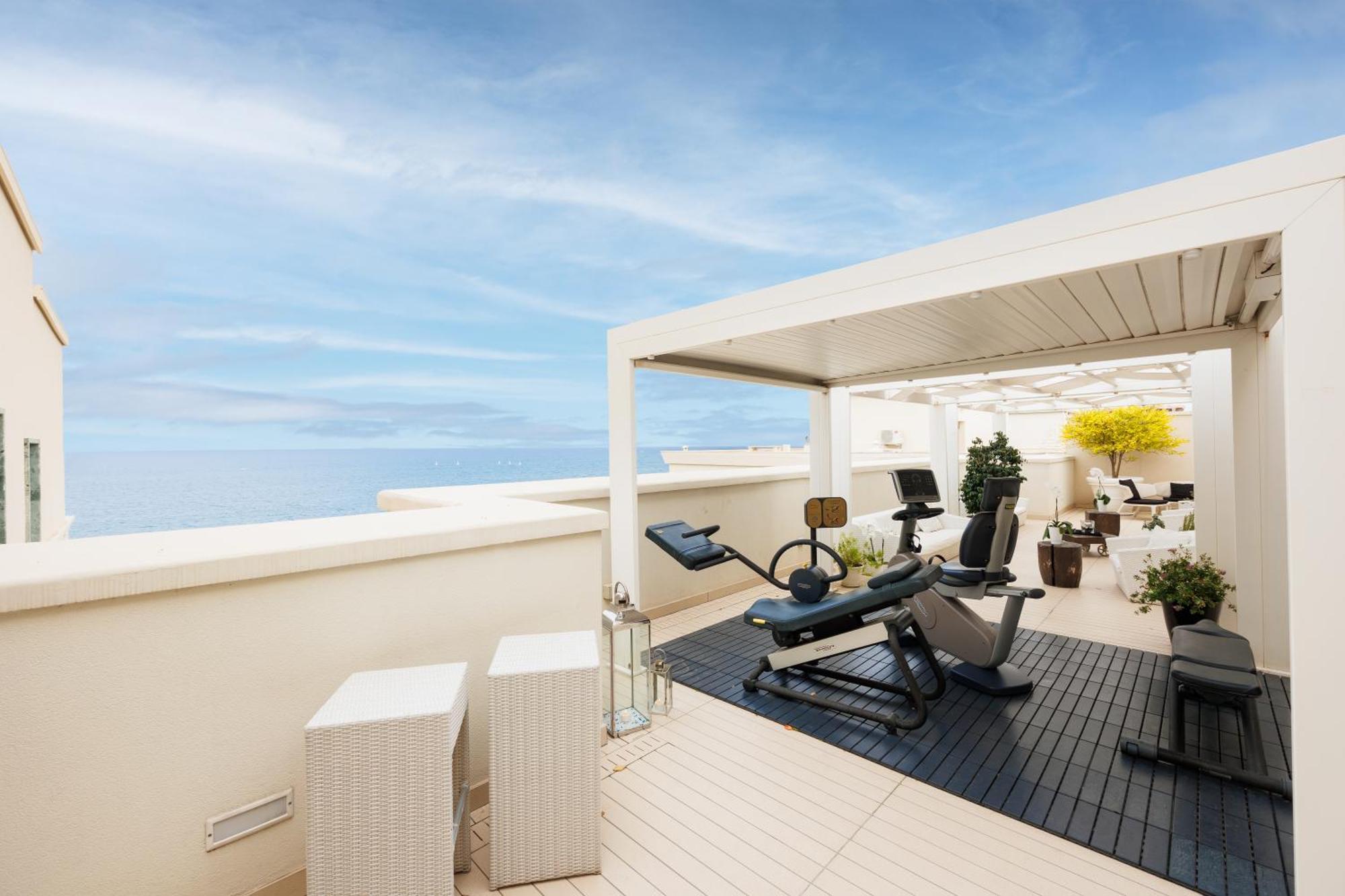 iH 호텔 바리 그란데 알베르고 델레 나지오니 외부 사진 The gym at the top of the hotel