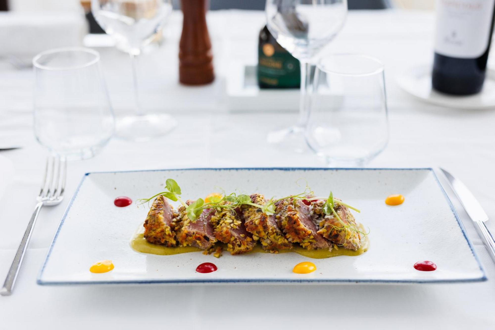 iH 호텔 바리 그란데 알베르고 델레 나지오니 외부 사진 A prepared dish of tuna